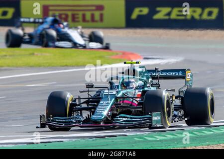 Silverstone Circuit, Silverstone, Northamptonshire, Großbritannien. Juli 2021. Formel 1 großer Preis von Großbritannien, Sprint Race; Aston Martin Cognizant F1 Team Fahrer Sebastian Vettel in seinem Aston Martin AMR21 Mercedes-AMG F1 M12 vor Williams Racing Fahrer George Russell in seinem Williams FW43B Mercedes-AMG F1 M12 Credit: Action Plus Sports/Alamy Live News Stockfoto