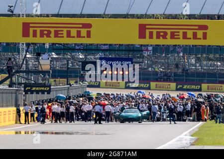 Silverstone Circuit, Silverstone, Northamptonshire, Großbritannien. Juli 2021. Formel 1 großer Preis von Großbritannien, Sprint Race; die Autos stehen am Start Credit: Action Plus Sports/Alamy Live News Stockfoto