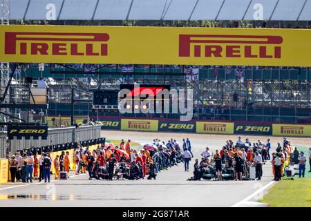 Silverstone Circuit, Silverstone, Northamptonshire, Großbritannien. Juli 2021. Formel 1 großer Preis von Großbritannien, Sprint Race; die Teams treffen ihre letzten Vorarbeiten für das Sprint Race Credit: Action Plus Sports/Alamy Live News Stockfoto