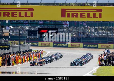 Silverstone Circuit, Silverstone, Northamptonshire, Großbritannien. Juli 2021. Formel 1 britischer Grand Prix, Sprint Race; die Autos starten ihre Aufwärmrunde Credit: Action Plus Sports/Alamy Live News Stockfoto