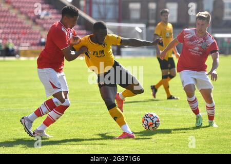 Austin Samuels von Wolverhampton Wanderers im Einsatz während des Freundschaftsspiel vor der Saison im Mornflake Stadium, Crewe. Stockfoto