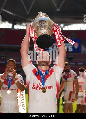 St. Helens' Kyle Amor feiert mit der Trophäe nach dem finalen Spiel des Betfred Challenge Cup im Wembley Stadium, London. Bilddatum: Samstag, 17. Juli 2021. Stockfoto