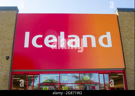 Slough, berkshire, Großbritannien. Juli 2021. Der Island Tiefkühlladen in Slough. Einige Supermärkte und Einzelhändler werden die Kunden bitten, ab Montag, dem 19. Juli 2021, weiterhin eine Gesichtsmaske in ihren Geschäften zu tragen, trotz der Aufhebung der Covid-19-Sperrbeschränkungen. Die Richtlinie ist nur beratend für Kunden und nicht rechtskräftig. Quelle: Maureen McLean/Alamy Stockfoto