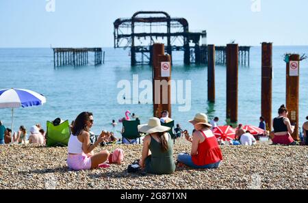 Brighton UK 17. Juli 2021 - Brighton Beach und Seafront sind voll, wenn Tausende an die Küste strömen, um das heiße, sonnige Wetter zu genießen. Für das Wochenende wird eine Hitzewelle in ganz Großbritannien prognostiziert, wobei die Temperaturen in einigen Gebieten voraussichtlich über 30 Grad Celsius erreichen werden : Credit Simon Dack / Alamy Live News Stockfoto