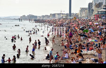 Brighton UK 17. Juli 2021 - Brighton Beach und Seafront sind voll, wenn Tausende an die Küste strömen, um das heiße, sonnige Wetter zu genießen. Für das Wochenende wird eine Hitzewelle in ganz Großbritannien prognostiziert, wobei die Temperaturen in einigen Gebieten voraussichtlich über 30 Grad Celsius erreichen werden : Credit Simon Dack / Alamy Live News Stockfoto