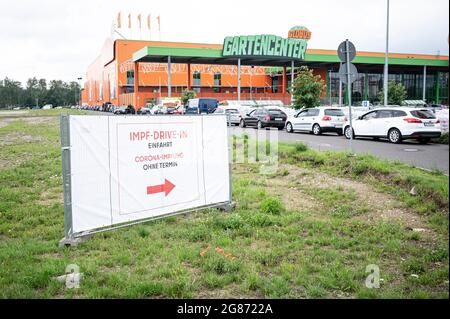 Berlin, Deutschland. Juli 2021. Vor dem Impf-Drive-in Einfahrt Corona-Impung ohne Termin bildet sich bei der Ikea-Filiale in Lichtenberg eine lange Schlange. Auf dem Parkplatz des Ikea-Ladens in Lichtenberg kann sich jeder spontan und ohne Termin impfen lassen. Quelle: Fabian Sommer/dpa/Alamy Live News Stockfoto