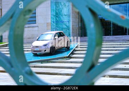 Eingangsfassade des Stellantis-Werks in Mirafiori. Turin, Italien - Juli 2021 Stockfoto