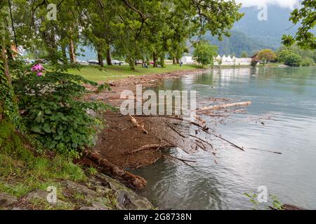 Hohe Wasserstände und teilweise Überschwemmungen in Walenstadt, Schweiz, aufgrund von vielen Tagen starker Regenfälle. Stockfoto