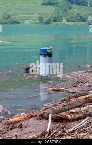 Hohe Wasserstände und teilweise Überschwemmungen in Walenstadt, Schweiz, aufgrund von vielen Tagen starker Regenfälle. Stockfoto