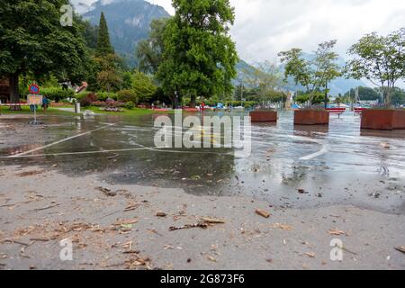 Hohe Wasserstände und teilweise Überschwemmungen in Weesen, Schweiz, aufgrund von vielen Tagen starker Regenfälle. Stockfoto