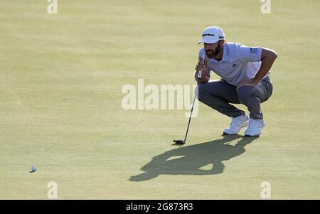 1USA's Dustin Johnson auf dem 16. Green am dritten Tag der Open im Royal St George's Golf Club in Sandwich, Kent. Bilddatum: Samstag, 17. Juli 2021. Stockfoto