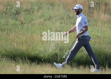 Dustin Johnson aus den USA geht am dritten Tag der Open im Royal St George's Golf Club in Sandwich, Kent, auf dem 16. Fairway. Bilddatum: Samstag, 17. Juli 2021. Stockfoto