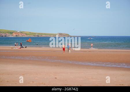 Lunan Bay Beach, Angus, Schottland, Großbritannien, 17. Juli 2021: Große Rettungsaktion der Küstenwache und RNLI, nachdem eine Mutter und Tochter heute am Lunan Bay Beach mit ihrem aufblasbaren Schlauchboot bei starkem Wind auf See getrieben wurden. Ein Offshore-Versorgungsschiff, das sich in der Nähe befand, startete ebenfalls seinen FRC, um bei der Rettung zu helfen. Auf diesem Foto können Sie das Offshore-Versorgungsschiff FRC und das RNLI-Küstenrettungsboot sehen, das als Mitglied des Küstenwachtteams und Mitglieder der Öffentlichkeit eine Suche entlang der Küste durchführt. (Quelle: Barry Nixon/Alamy Live News) Stockfoto