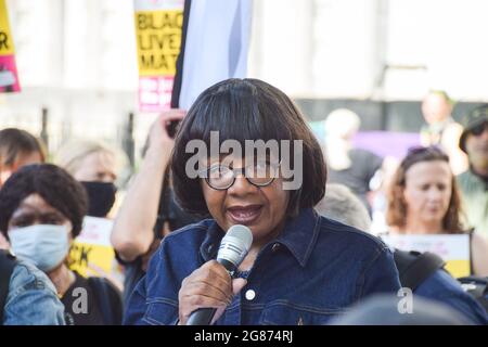 London, Großbritannien. Juli 2021. Die Abgeordnete der Labour-Partei, Diane Abbott, sprach bei der Kundgebung. Demonstranten hielten Reden und knieten vor der Downing Street in Solidarität mit den englischen Fußballspielern Marcus Rashford, Bukayo Saka und Jadon Sancho, nachdem das Trio nach dem EM 2020-Finale zwischen England und Italien rassistische Online-Misshandlungen erhalten hatte. (Kredit: Vuk Valcic / Alamy Live News) Stockfoto