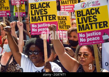 London, Großbritannien. Juli 2021. Demonstranten nehmen das Knie und halten Plakate mit Black Lives Matter. Demonstranten hielten Reden und knieten vor der Downing Street in Solidarität mit den englischen Fußballspielern Marcus Rashford, Bukayo Saka und Jadon Sancho, nachdem das Trio nach dem EM 2020-Finale zwischen England und Italien rassistische Online-Misshandlungen erhalten hatte. (Kredit: Vuk Valcic / Alamy Live News) Stockfoto