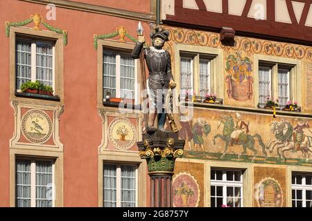 Historische Architektur in Stein am Rhein, Kanton Schaffhausen, Schweiz. Mittelalterliche Stadt mit bemalten Häusern und der Statue eines Ritters in Rüstung. Stockfoto