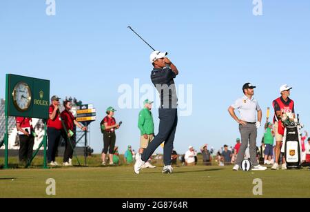 Am dritten Tag der Open im Royal St George's Golf Club in Sandwich, Kent, zieht der US-amerikanische Collin Morikawa den 16. Ab. Bilddatum: Samstag, 17. Juli 2021. Stockfoto