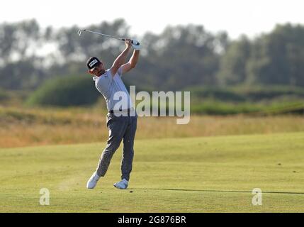 Der Südafrikaner Louis Oosthuizen auf dem 15. Green am dritten Tag der Open im Royal St. George's Golf Club in Sandwich, Kent. Bilddatum: Samstag, 17. Juli 2021. Stockfoto