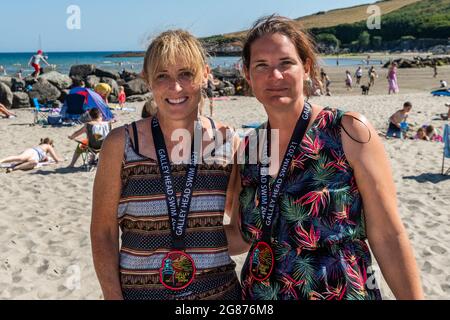 Rossarbery, West Cork, Irland. Juli 2021. Die Temperaturen erreichten heute in Rosscarbery 27 Grad, während der Warren Beach voller Sonnenanbeter war. Die Galey Head Schwimm fand heute statt, wo die Teilnehmer schwammen von Red Strand zum Warren Beach, eine Entfernung von 10 KM. Nach dem Schwimmen mit ihren Medaillen sind Naomi Roycroft und Carol Ann Timmins aus Rosscarbery zu sehen. Quelle: AG News/Alamy Live News Stockfoto