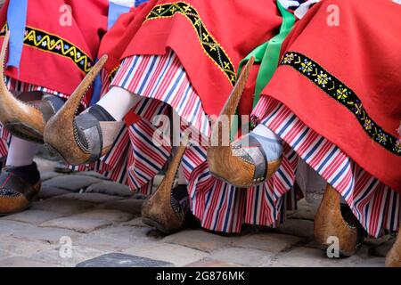 Französische Schuhe der Pyrenäen Folklore-Gruppe in lokalen Kostümen Etnovyr Festival in der Straße von Lviv. Lviv, Ukraine - 23. August 2019 Stockfoto