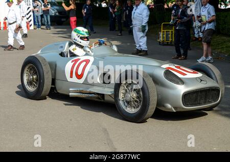 Mercedes Benz W196 Grand Prix Rennwagen beim Goodwood Festival of Speed 2013. Historischer, alter Formel-1-Rennwagen, der aus dem Montagebereich herausfährt Stockfoto