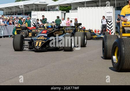 Lotus 88 beim Goodwood Festival of Speed 2013. Twin Chassis Lotus-Cosworth 88B, Bodeneffekt Formel-1-Wagen des Teams Essex Lotus. Herausfahren Stockfoto