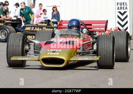 1968 Lotus 49 Grand Prix, Formel-1-Rennwagen beim Goodwood Festival of Speed 2013. Gold Leaf Sponsoring Farben rot und Gold. Formel-1-Jahrgang der 60er Jahre Stockfoto