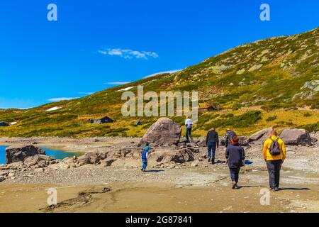 Wanderer und Touristen in der rauen Landschaft des Vavatn See und Berge im Sommer in Hemsedal Norwegen. Stockfoto