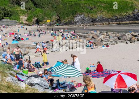 Rossarbery, West Cork, Irland. Juli 2021. Die Temperaturen erreichten heute in Rosscarbery 27 Grad, während der Warren Beach voller Sonnenanbeter war. Quelle: AG News/Alamy Live News Stockfoto