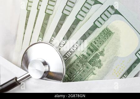 Geld in der Arzttasche aus nächster Nähe. Kosten für die Krankenversicherung. Konzept der Korruption. Zahlungskonzept im Gesundheitswesen. Stockfoto