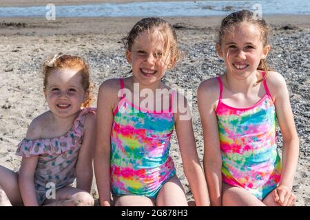 Rossarbery, West Cork, Irland. Juli 2021. Die Temperaturen erreichten heute in Rosscarbery 27 Grad, während der Warren Beach voller Sonnenanbeter war. Am Strand genossen Elizabeth, Emily und Isabella Bradshaw von Rosscarbery. Quelle: AG News/Alamy Live News Stockfoto