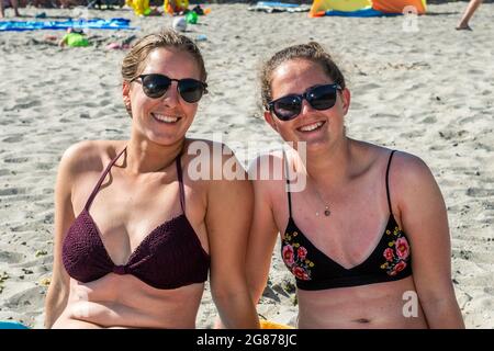 Rossarbery, West Cork, Irland. Juli 2021. Die Temperaturen erreichten heute in Rosscarbery 27 Grad, während der Warren Beach voller Sonnenanbeter war. Den Strand genossen Jasmin Wittig und Julia Tiemann, beide aus Dun Laoghaire. Quelle: AG News/Alamy Live News Stockfoto