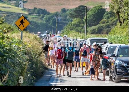 Rossarbery, West Cork, Irland. Juli 2021. Die Temperaturen erreichten heute in Rosscarbery 27 Grad, während der Warren Beach voller Sonnenanbeter war. Die Parkplätze und die Straße zum Strand waren versperrt. Quelle: AG News/Alamy Live News Stockfoto