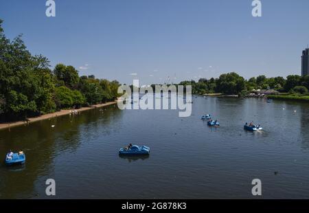 London, Großbritannien. Juli 2021. Am heißesten Tag des Jahres fahren die Leute mit den Tretbooten auf dem Serpentine Lake im Hyde Park. (Kredit: Vuk Valcic / Alamy Live News) Stockfoto