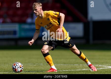 Crewe, Großbritannien. Juli 2021. Taylor Perry von Wolverhampton Wanderers während des Vorsaison-Freundschaftsspiel zwischen Crewe Alexandra und Wolverhampton Wanderers am 17. Juli 2021 im Alexandra Stadium in Crewe, England. (Foto von Daniel Chesterton/phcimages.com) Quelle: PHC Images/Alamy Live News Stockfoto