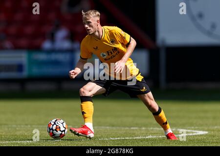 Crewe, Großbritannien. Juli 2021. Taylor Perry von Wolverhampton Wanderers während des Vorsaison-Freundschaftsspiel zwischen Crewe Alexandra und Wolverhampton Wanderers am 17. Juli 2021 im Alexandra Stadium in Crewe, England. (Foto von Daniel Chesterton/phcimages.com) Quelle: PHC Images/Alamy Live News Stockfoto