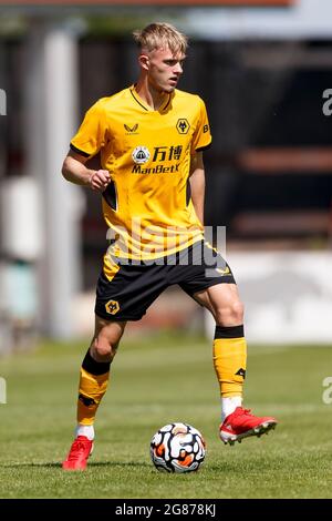 Crewe, Großbritannien. Juli 2021. Taylor Perry von Wolverhampton Wanderers während des Vorsaison-Freundschaftsspiel zwischen Crewe Alexandra und Wolverhampton Wanderers am 17. Juli 2021 im Alexandra Stadium in Crewe, England. (Foto von Daniel Chesterton/phcimages.com) Quelle: PHC Images/Alamy Live News Stockfoto