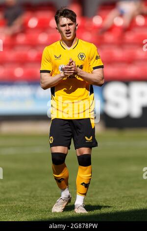 Crewe, Großbritannien. Juli 2021. Luke Cundle von Wolverhampton Wanderers beim Vorsaison-Freundschaftsspiel zwischen Crewe Alexandra und Wolverhampton Wanderers am 17. Juli 2021 im Alexandra Stadium in Crewe, England. (Foto von Daniel Chesterton/phcimages.com) Quelle: PHC Images/Alamy Live News Stockfoto