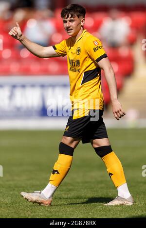 Crewe, Großbritannien. Juli 2021. Luke Cundle von Wolverhampton Wanderers beim Vorsaison-Freundschaftsspiel zwischen Crewe Alexandra und Wolverhampton Wanderers am 17. Juli 2021 im Alexandra Stadium in Crewe, England. (Foto von Daniel Chesterton/phcimages.com) Quelle: PHC Images/Alamy Live News Stockfoto