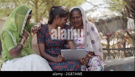 Indische Weibchen in traditioneller Kleidung mit einer Tablette Stockfoto