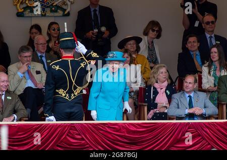 Windsor, Großbritannien. Juli 2021. Königin Elizabeth II. Wurde heute Nachmittag von den Grafen und Gräfin von Wessex in der Royal Box bei der Royal Windsor Horse Show begleitet. Ihre Majestät trug einen leuchtend blauen Mantel und einen passenden Hut. Sie hielt Präsentationen für die Gewinner des Land Rover International Driving Grand Prix und eine neue Auszeichnung für die Königstruppe, das Royal Horse Artillery Best Gun Team. Quelle: Maureen McLean/Alamy Stockfoto