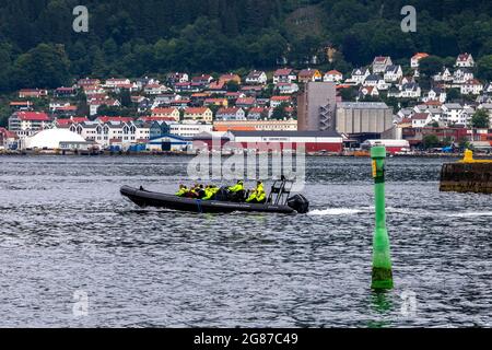 Kleines RIB-Hochgeschwindigkeits-Sightseeing-Boot von FjordGuide mit hoher Geschwindigkeit in Richtung Byfjorden, Bergen, Norwegen. Sandviken im Hintergrund. Stockfoto