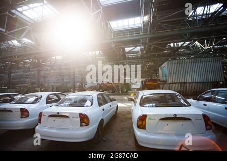 Kostanay, Kasachstan, 14.Mai2012: Werkstatt für die automatische Errichtung von Saryarkaavtoprom- und Agromashholding-Anlagen. Neuer ZAZ Chance Auto.Farm Harvester im Hintergrund. Stockfoto