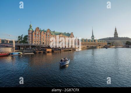 Frederiksholms Canal und Slotsholmen Island Skyline mit Borsen Stock Exchange und Christiansborg Palace - Kopenhagen, Dänemark Stockfoto