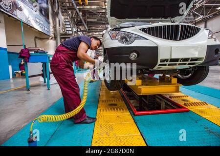 Kostanay, Kasachstan, 14.Mai2012: Saryarkaavtoprom Auto-Building-Anlage. Ssangyong Autos Montage. Arbeiter auf der Förderlinie. Installation von Radbögen Stockfoto