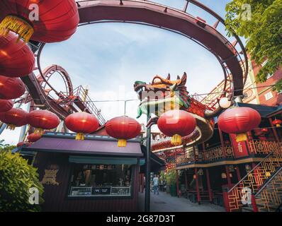 Der Demon Roller Coaster im Vergnügungspark Tivoli Gardens - Kopenhagen, Dänemark Stockfoto