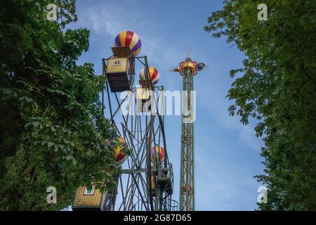 Ballon-Riesenrad und Star Flyer-Fahrt (Himmelskibet) im Vergnügungspark Tivoli Gardens - Kopenhagen, Dänemark Stockfoto