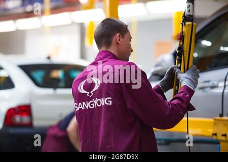 Kostanay, Kasachstan, 14.Mai2012: Saryarkaavtoprom Auto-Building-Anlage. Ssangyong Autos Montage. Arbeiter an der Förderlinie, die Karosserie mit RE Stockfoto