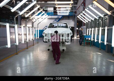 Kostanay, Kasachstan, 14.Mai2012:Saryarkaavtoprom Auto-Gebäude-Anlage.Ssangyong Autos Montage.Qualitätskontrolle der Karosserie Malerei. Vor dem Zusammenbau. Stockfoto