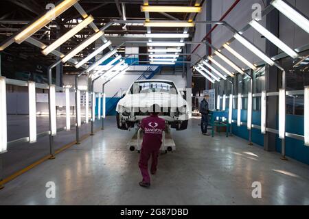 Kostanay, Kasachstan, 14.Mai2012:Saryarkaavtoprom Auto-Gebäude-Anlage.Ssangyong Autos Montage.Qualitätskontrolle der Karosserie Malerei. Vor dem Zusammenbau. Stockfoto